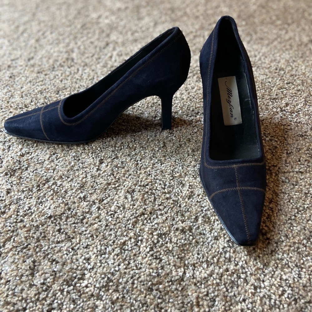 Mezlan navy blue sued 3 inch heels size 7M